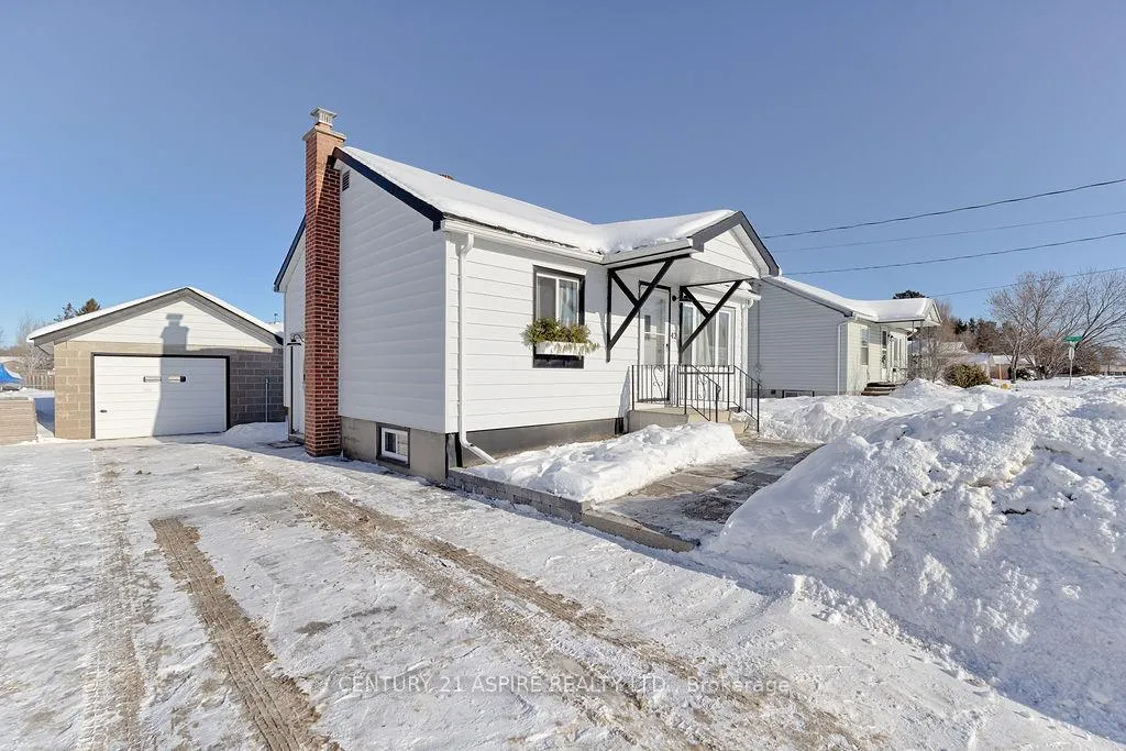 Photo 2 of 42 Mohns Avenue, Petawawa — HOMEH