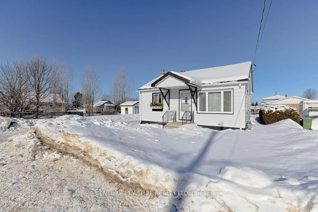 Photo 3 of 42 Mohns Avenue, Petawawa — HOMEH