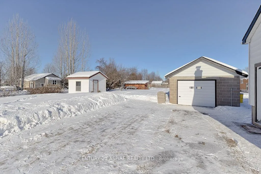 Photo 4 of 42 Mohns Avenue, Petawawa — HOMEH