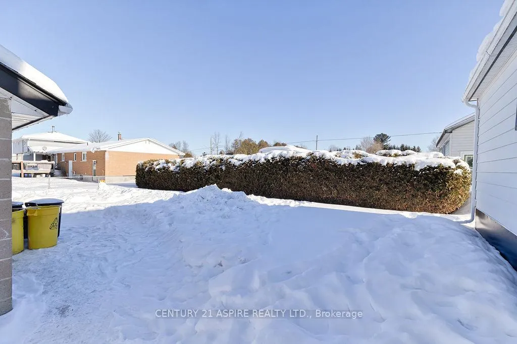 Photo 5 of 42 Mohns Avenue, Petawawa — HOMEH