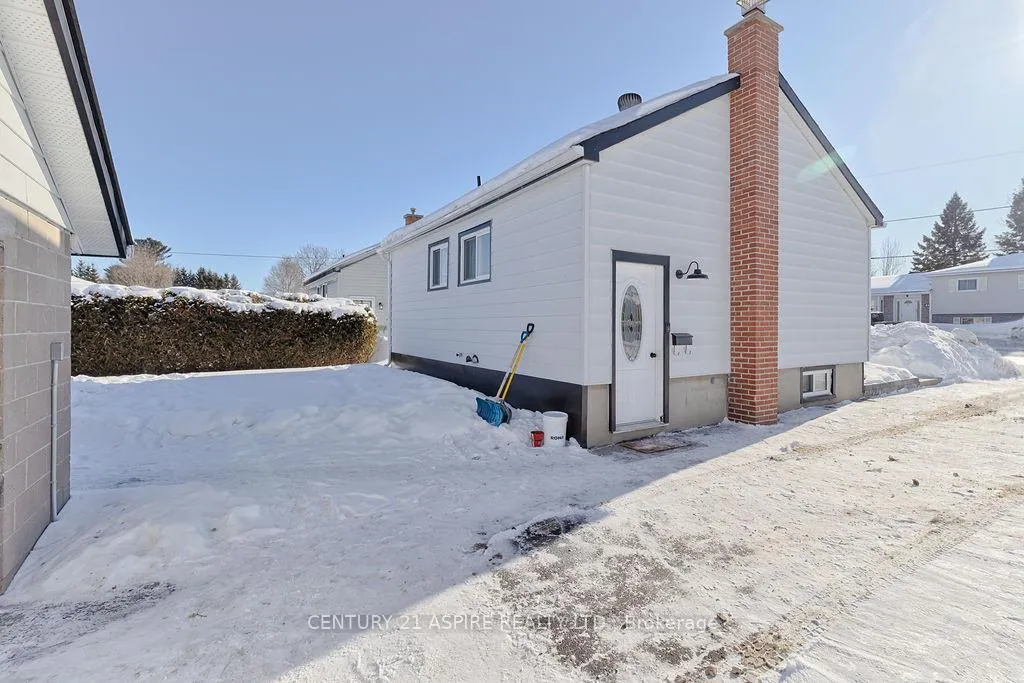 Photo 6 of 42 Mohns Avenue, Petawawa — HOMEH