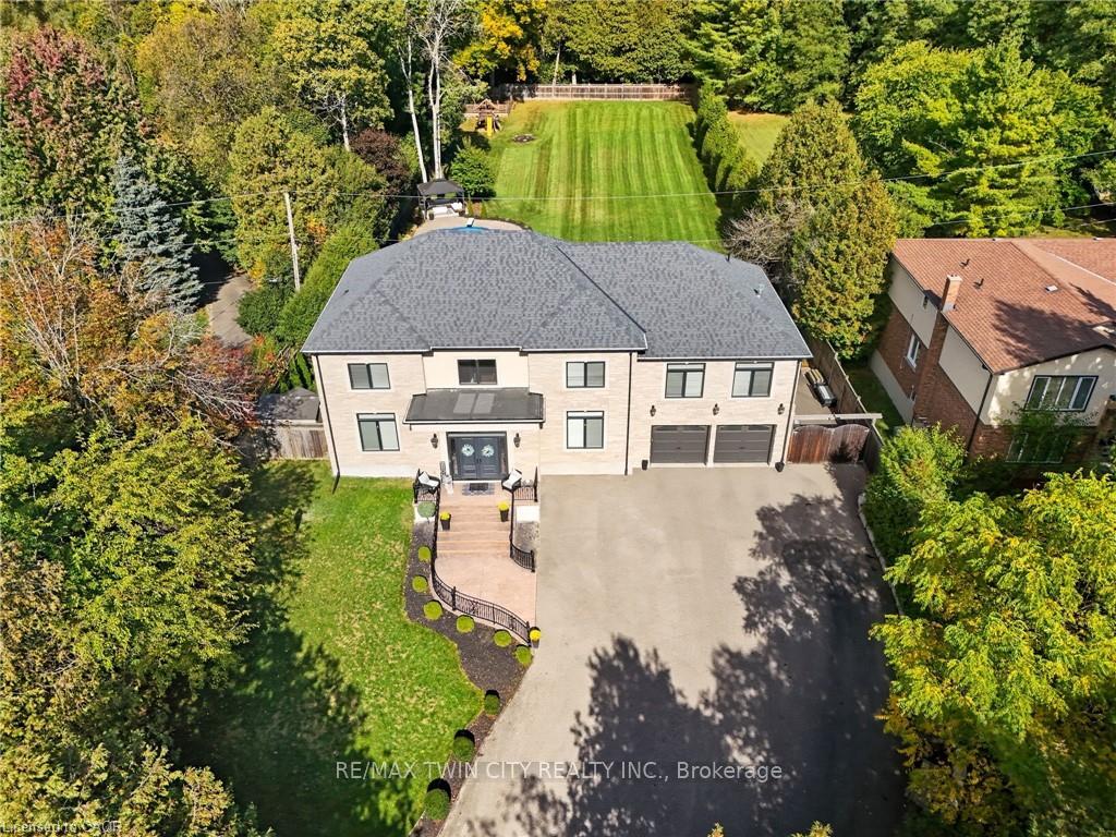 Front of 855 Avenue Road