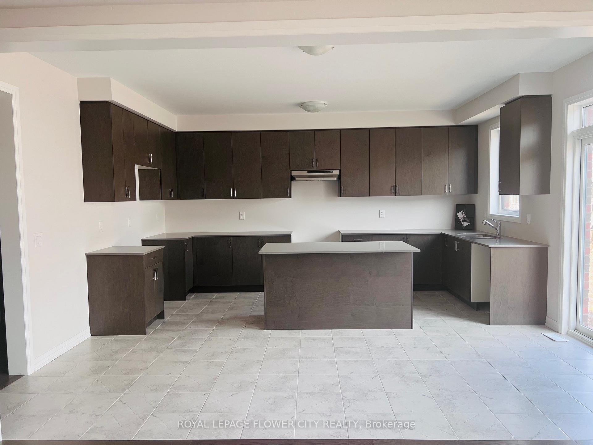 Photo 7 of 33 Prince Philip Boulevard, North Dumfries — HOMEH