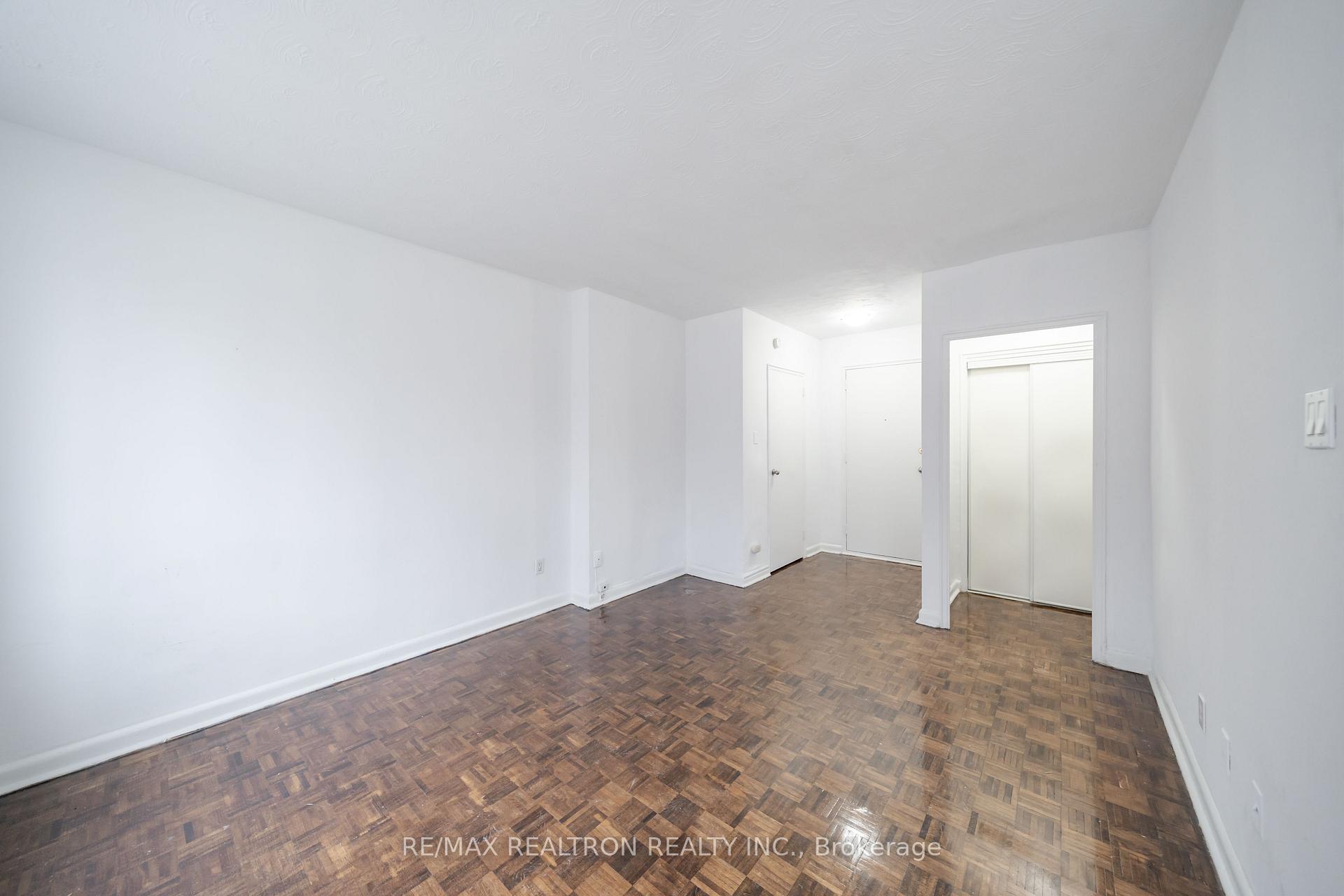 Photo 3 of Unit 101, 2895 Bathurst Street, Toronto, Bedford Park-Nortown — HOMEH