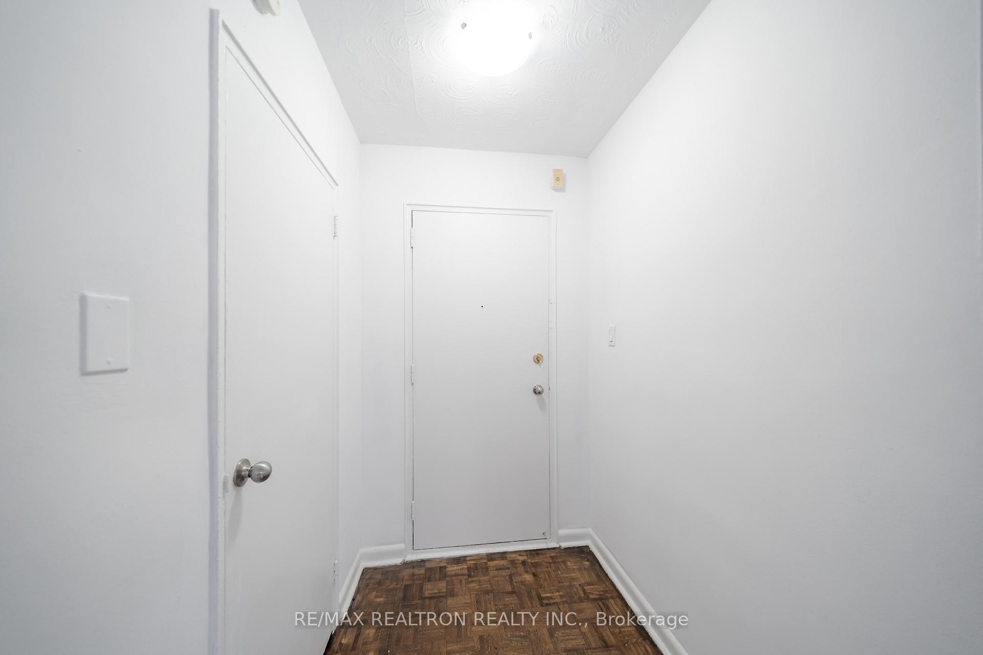 Photo 5 of Unit 101, 2895 Bathurst Street, Toronto, Bedford Park-Nortown — HOMEH