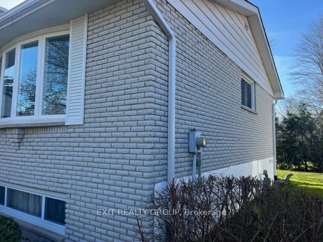 Photo 3 of 18 Diamond Crescent, Belleville, Belleville Ward — HOMEH