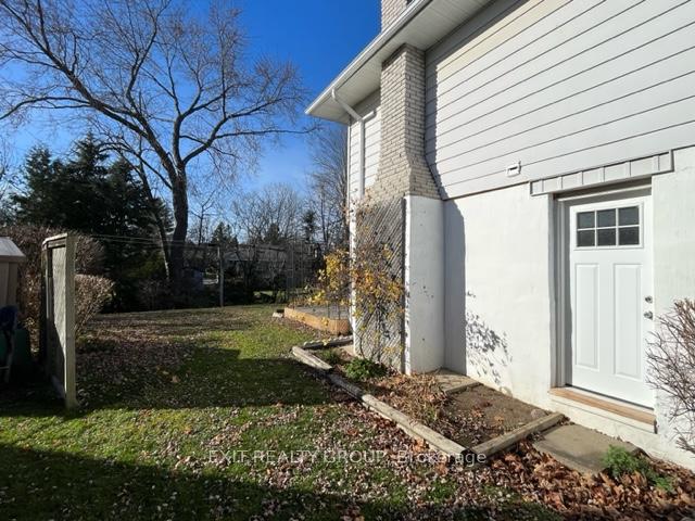 Photo 10 of 18 Diamond Crescent, Belleville, Belleville Ward — HOMEH