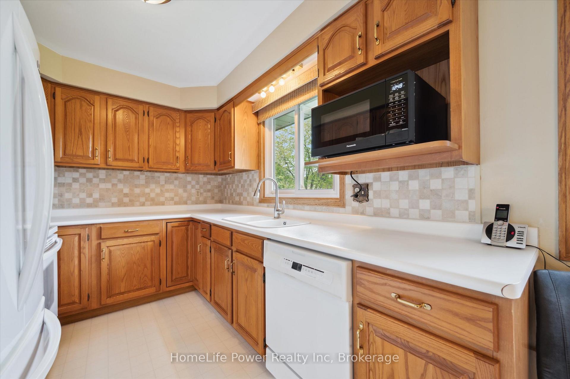 Photo 9 of 36 Sanderson Drive, Guelph, Willow West/Sugarbush/West Acres — HOMEH
