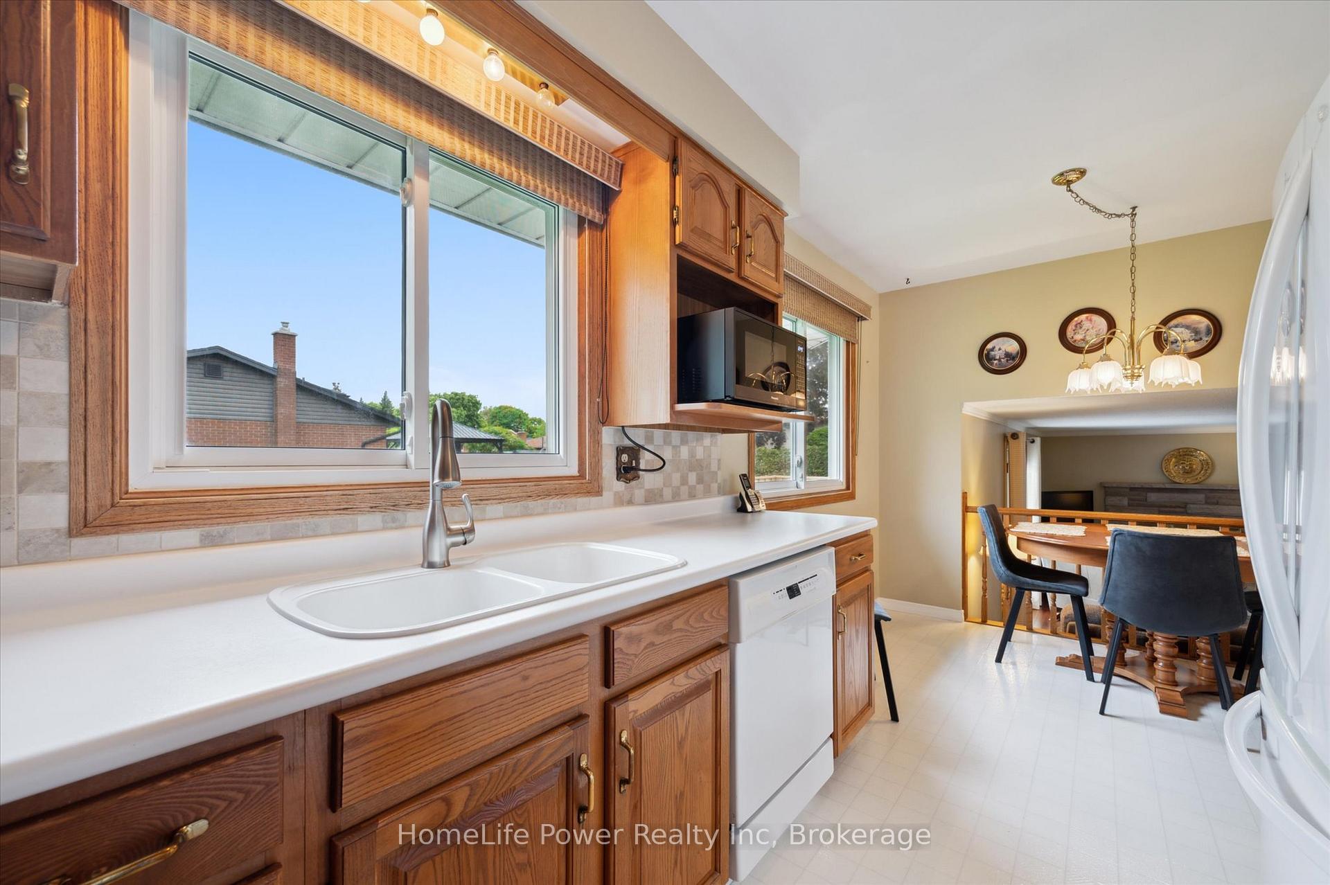 Photo 11 of 36 Sanderson Drive, Guelph, Willow West/Sugarbush/West Acres — HOMEH