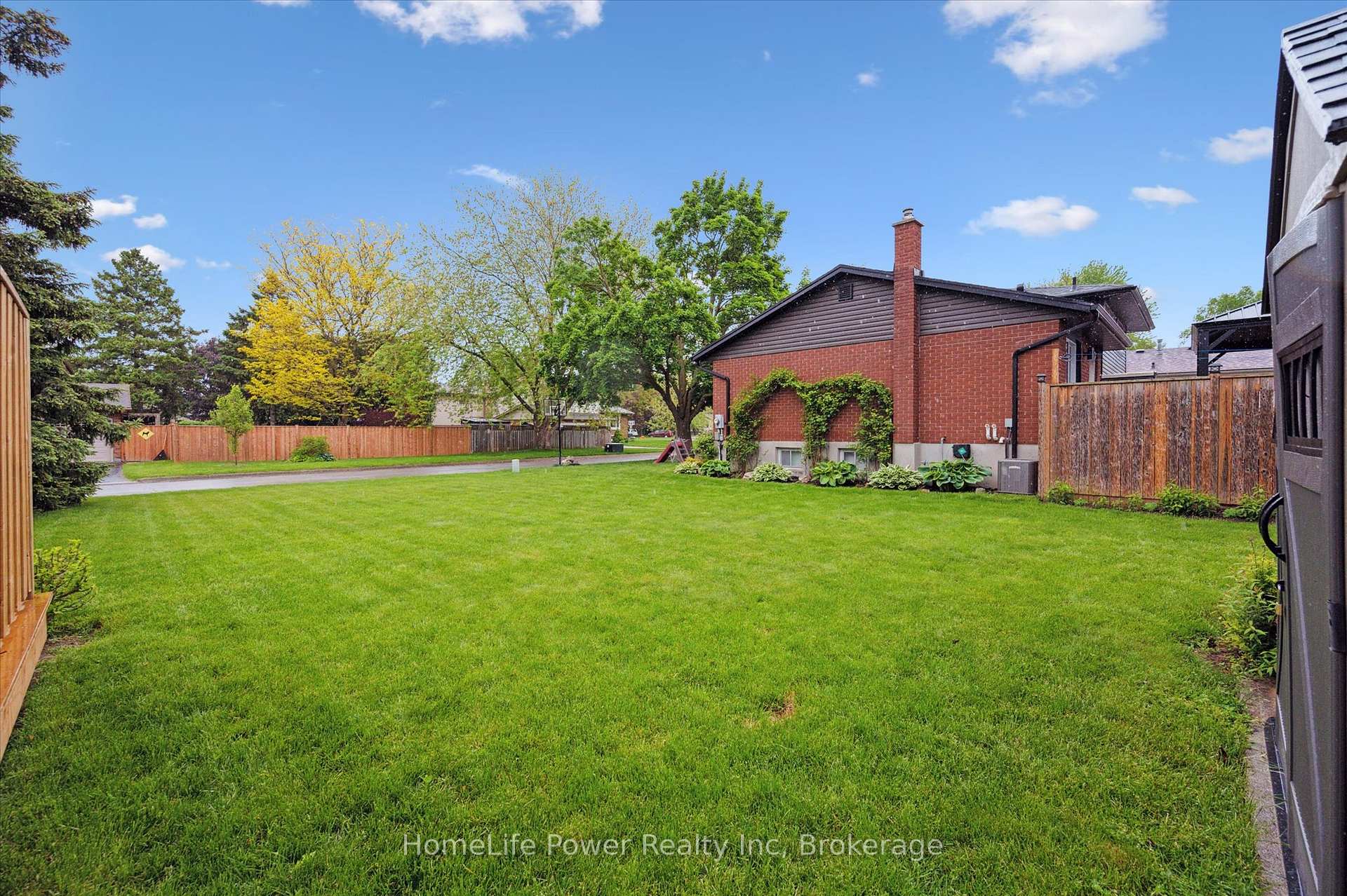 Photo 32 of 36 Sanderson Drive, Guelph, Willow West/Sugarbush/West Acres — HOMEH