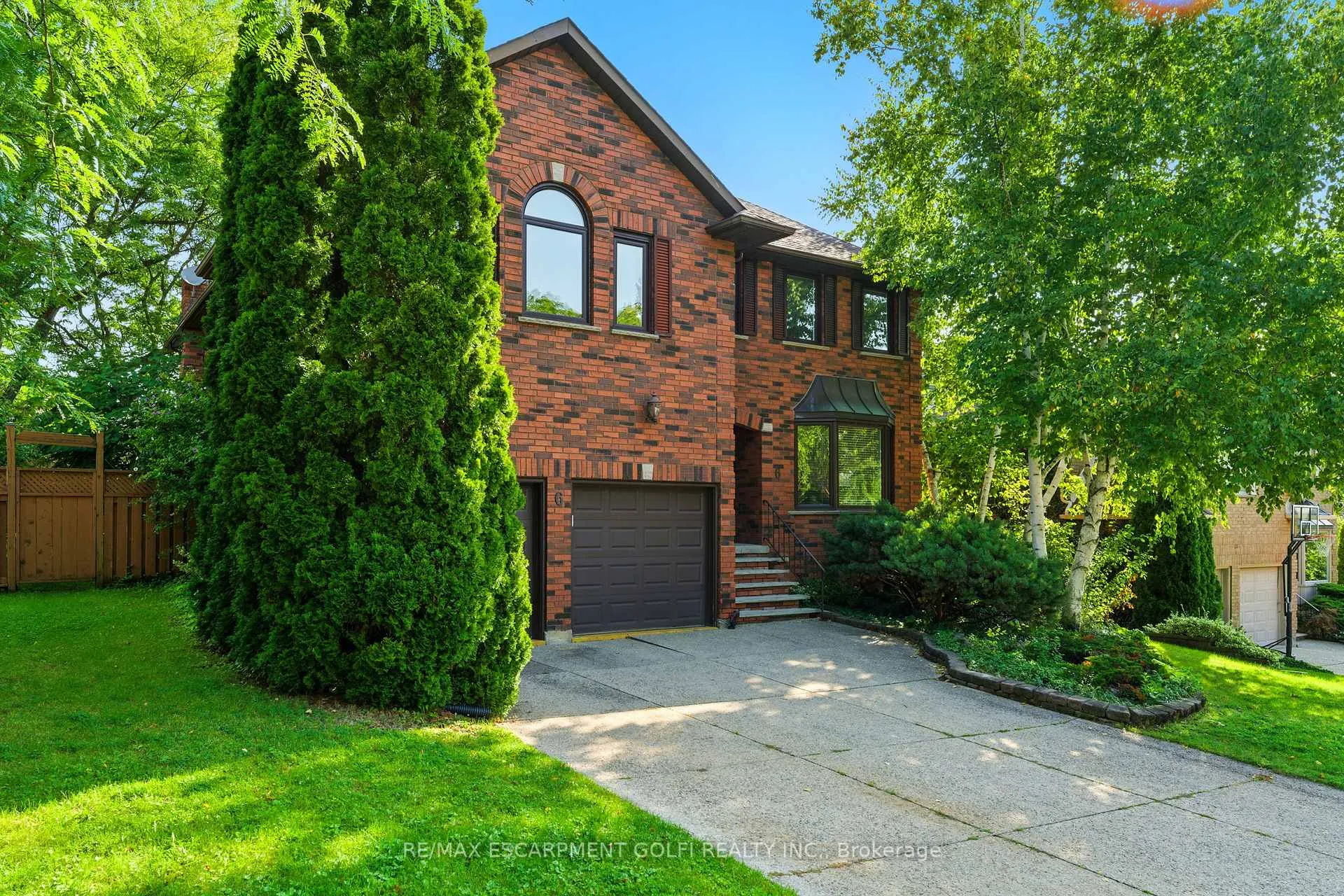 Photo 2 of 6 Renata Court, Hamilton, Cootes Paradise — HOMEH
