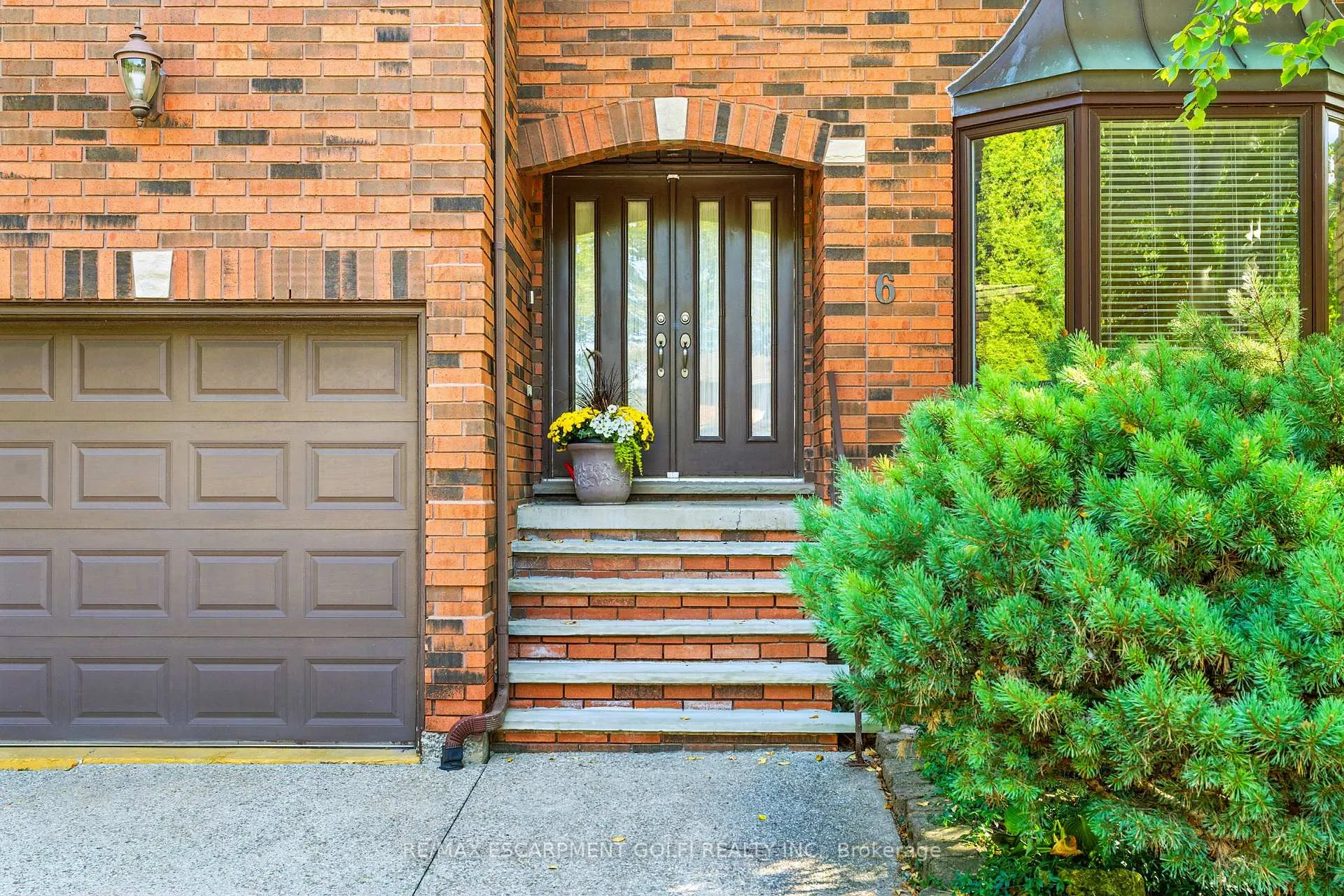 Photo 3 of 6 Renata Court, Hamilton, Cootes Paradise — HOMEH