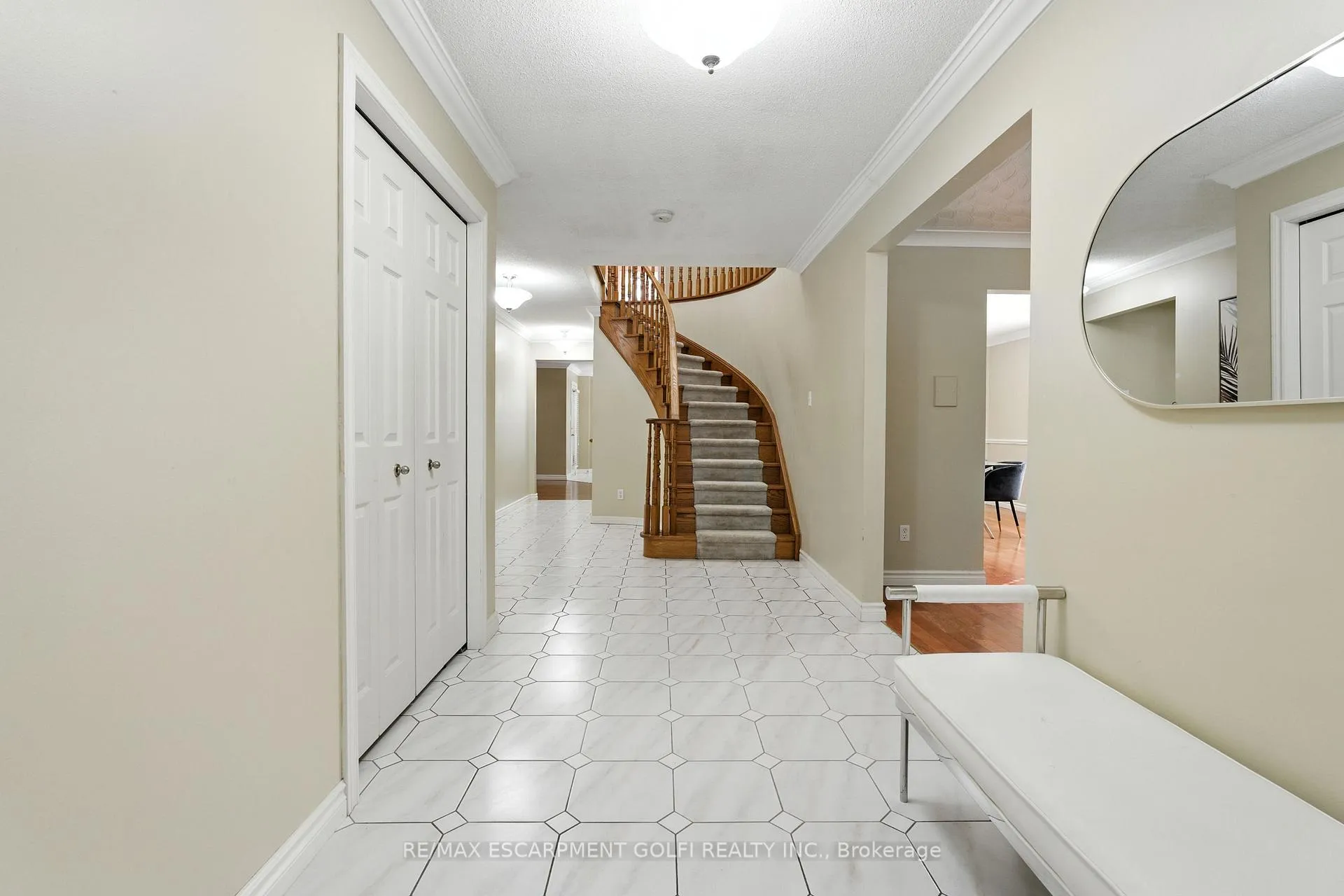 Photo 4 of 6 Renata Court, Hamilton, Cootes Paradise — HOMEH