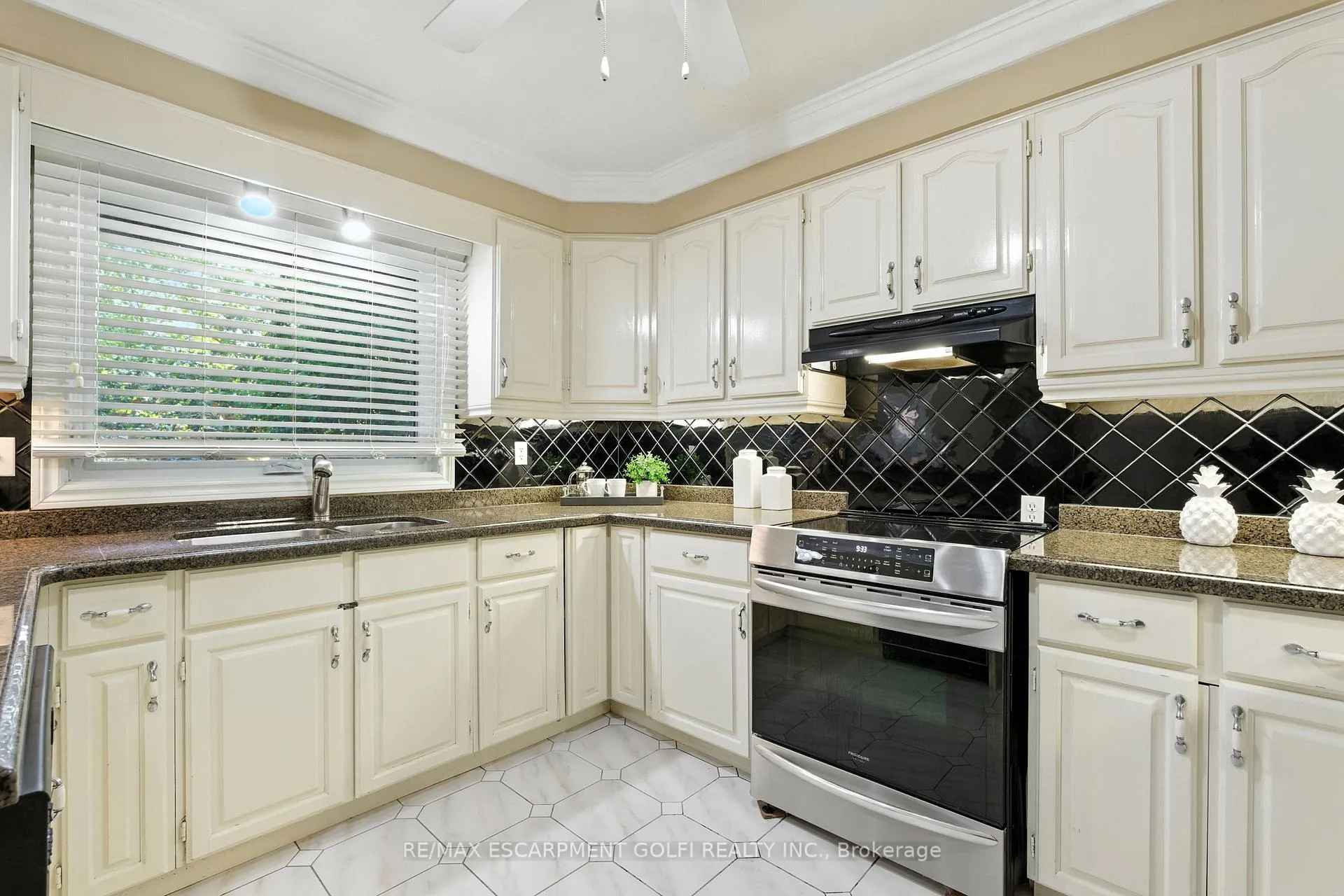 Photo 15 of 6 Renata Court, Hamilton, Cootes Paradise — HOMEH