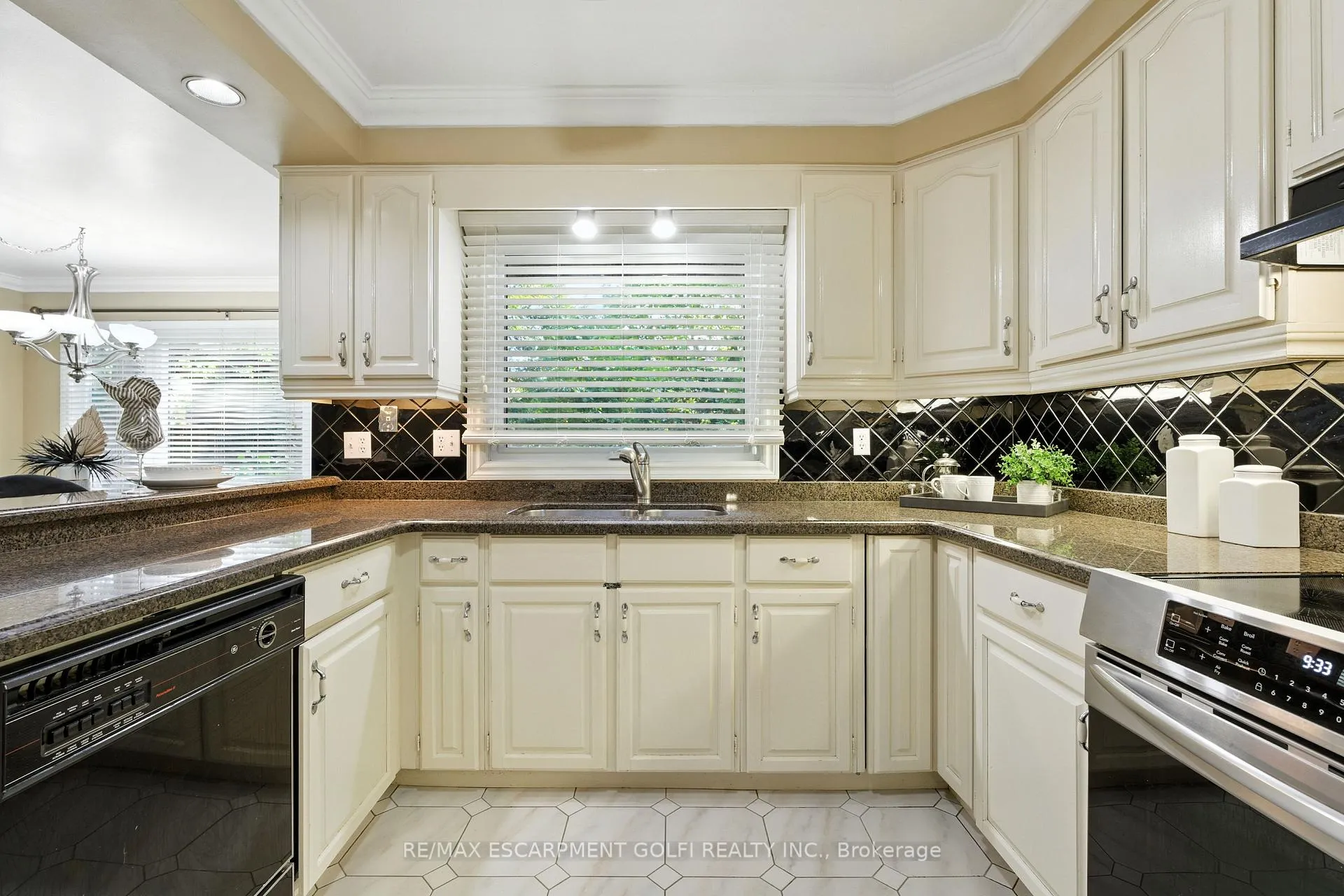 Photo 16 of 6 Renata Court, Hamilton, Cootes Paradise — HOMEH
