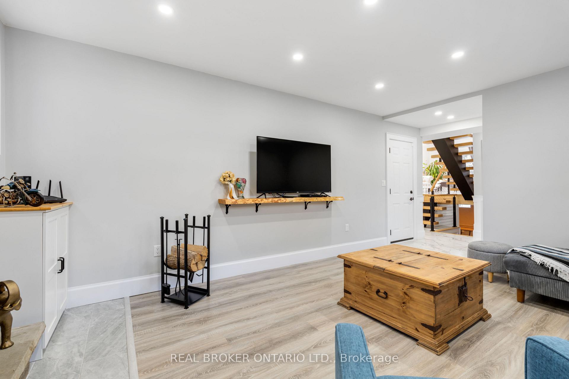 Photo 10 of 13 Pine Tree Crescent, Brampton, Brampton East — HOMEH