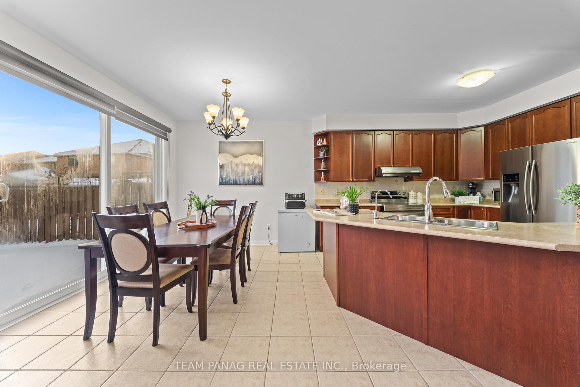 Photo 11 of 10 Crystalhill Drive, Brampton, Vales of Castlemore — HOMEH