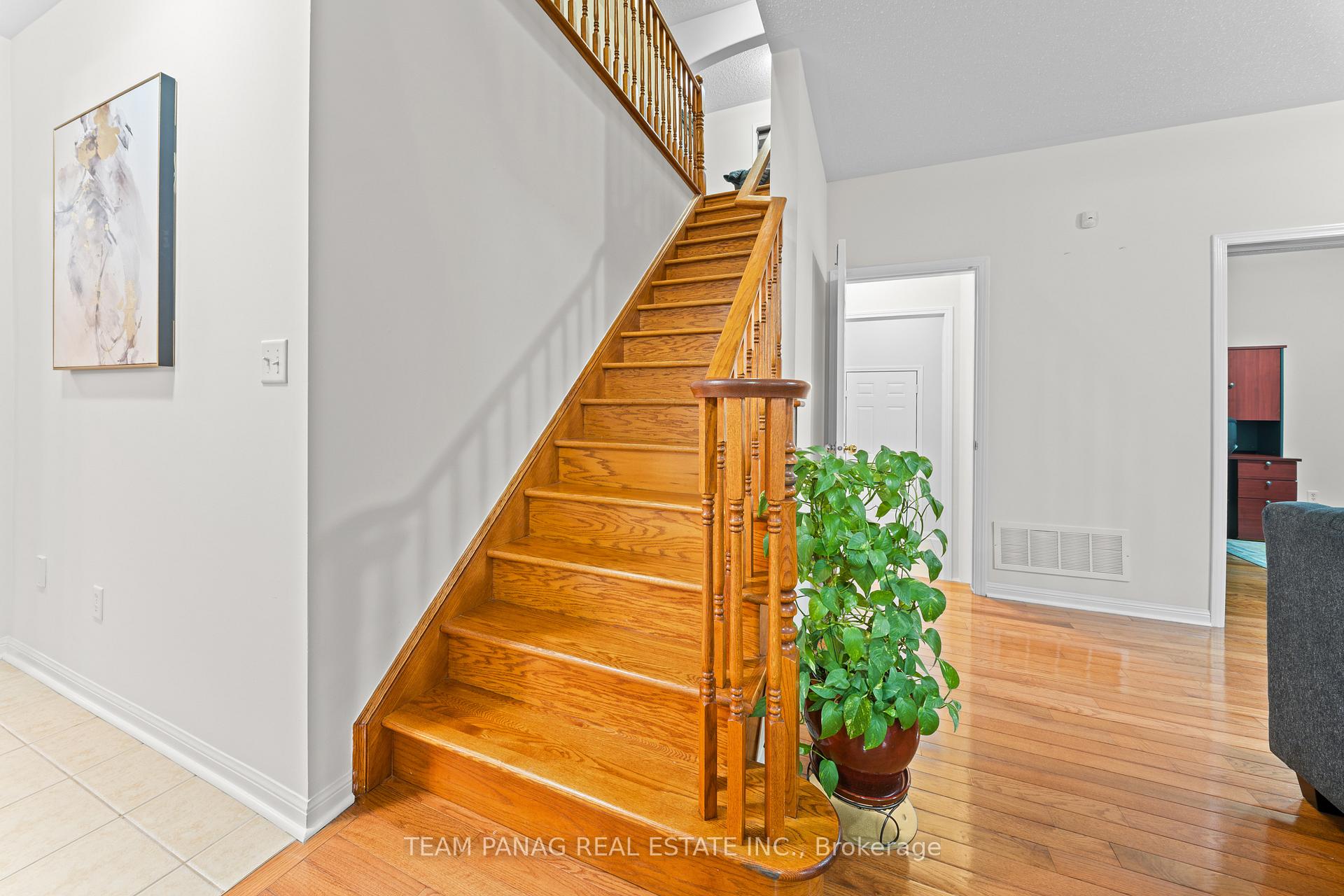 Photo 18 of 10 Crystalhill Drive, Brampton, Vales of Castlemore — HOMEH