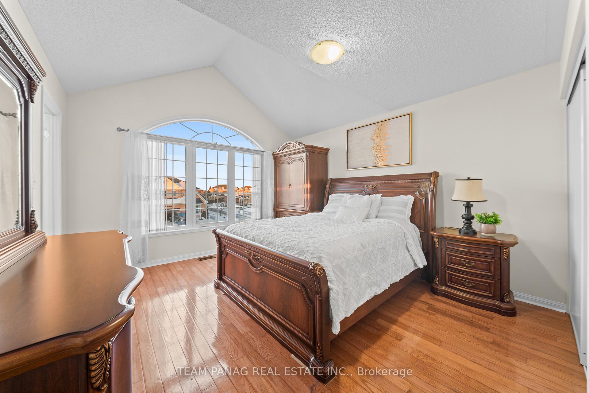 Photo 26 of 10 Crystalhill Drive, Brampton, Vales of Castlemore — HOMEH