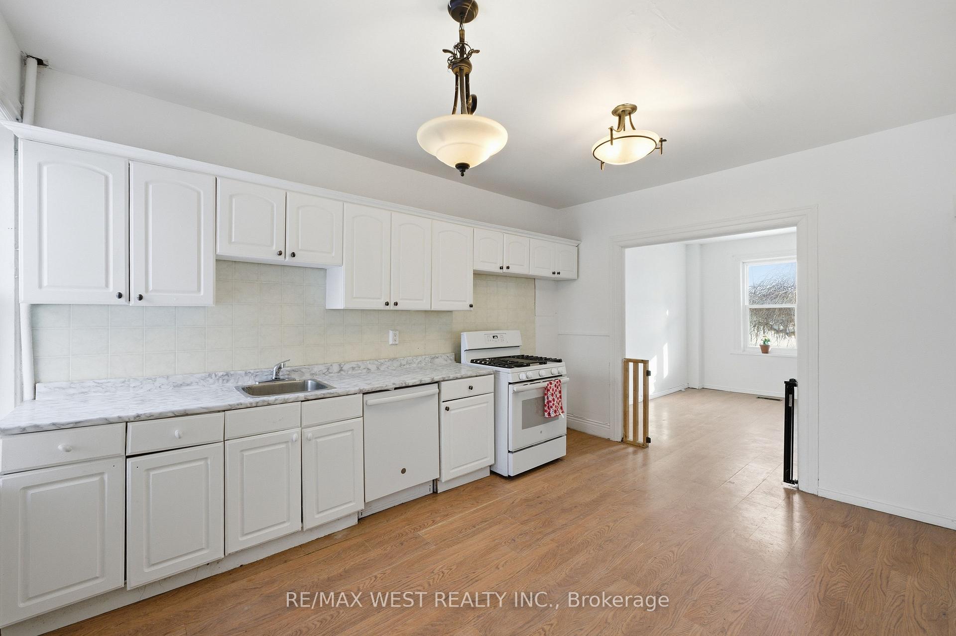 Photo 2 of 266 Wolfe Street, Peterborough, Town Ward 3 — HOMEH