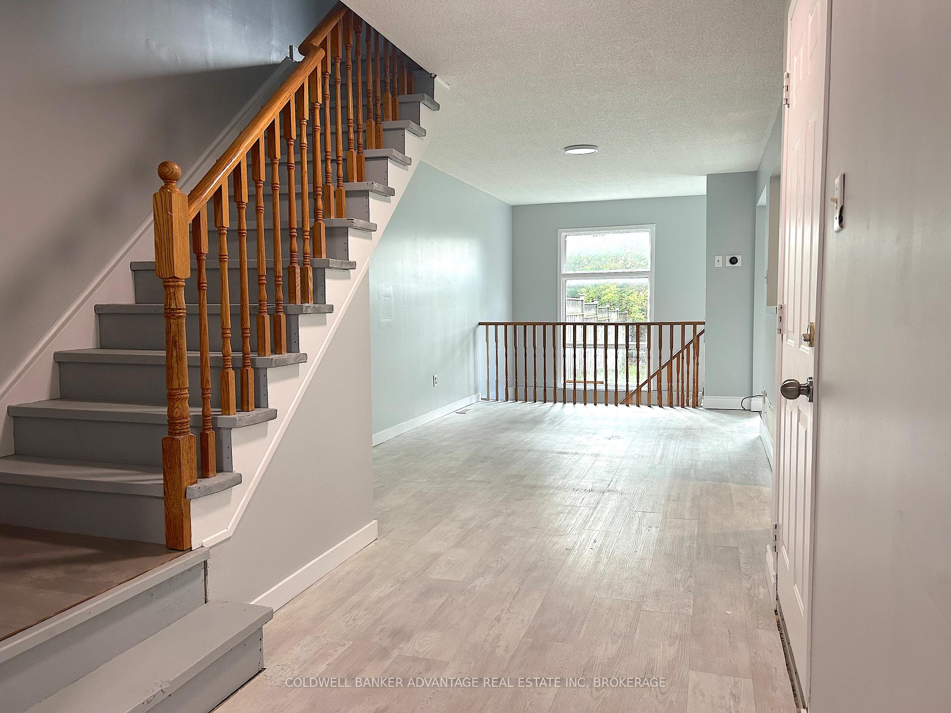 Photo 2 of 16 Cunningham Drive, Barrie, Ardagh — HOMEH