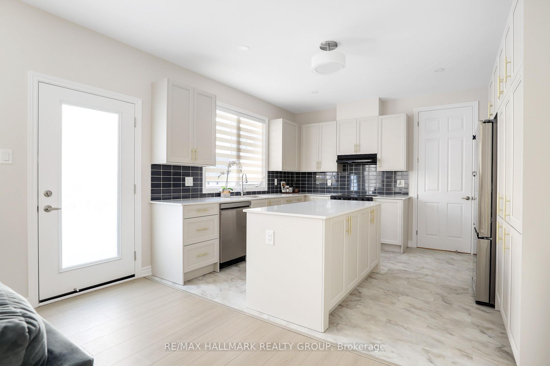 Photo 7 of 258 Sapling Grove, Ottawa, Barrhaven - Heritage Park — HOMEH
