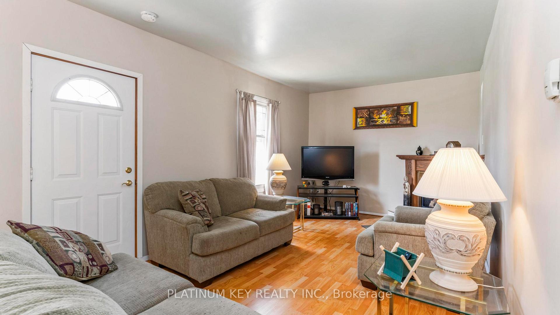 Photo 2 of 41 Queen Street, Strathroy-Caradoc, SE — HOMEH