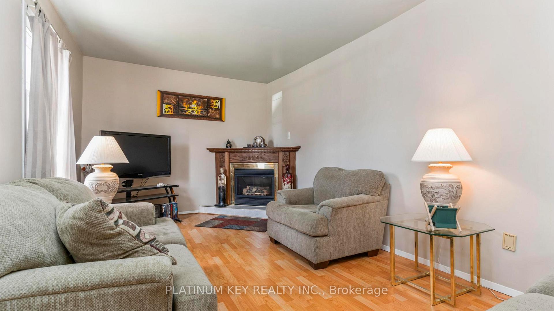 Photo 3 of 41 Queen Street, Strathroy-Caradoc, SE — HOMEH