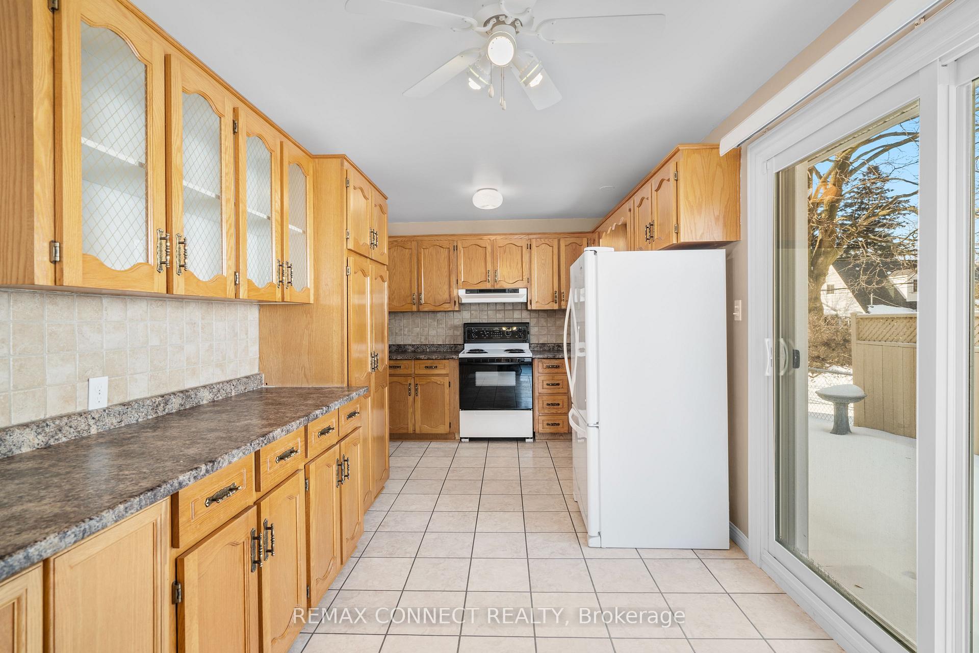 Photo 10 of 856 Chapleau Drive, Pickering, Bay Ridges — HOMEH