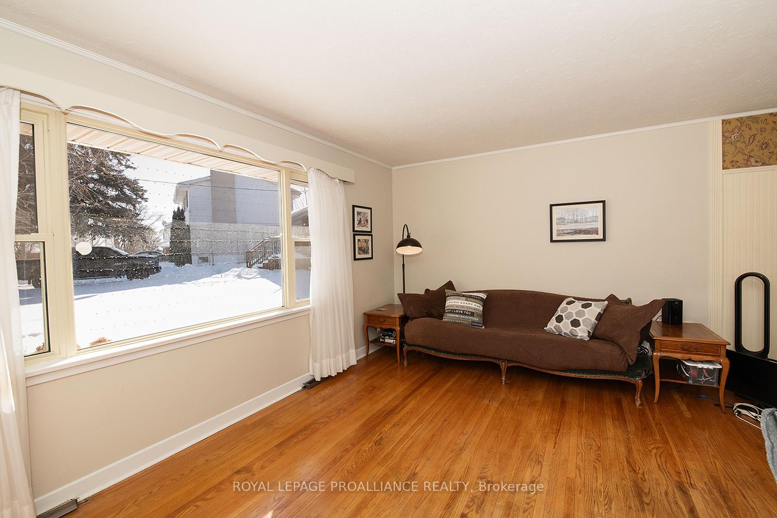 Photo 4 of 26 Plaza Square, Belleville, Belleville Ward — HOMEH