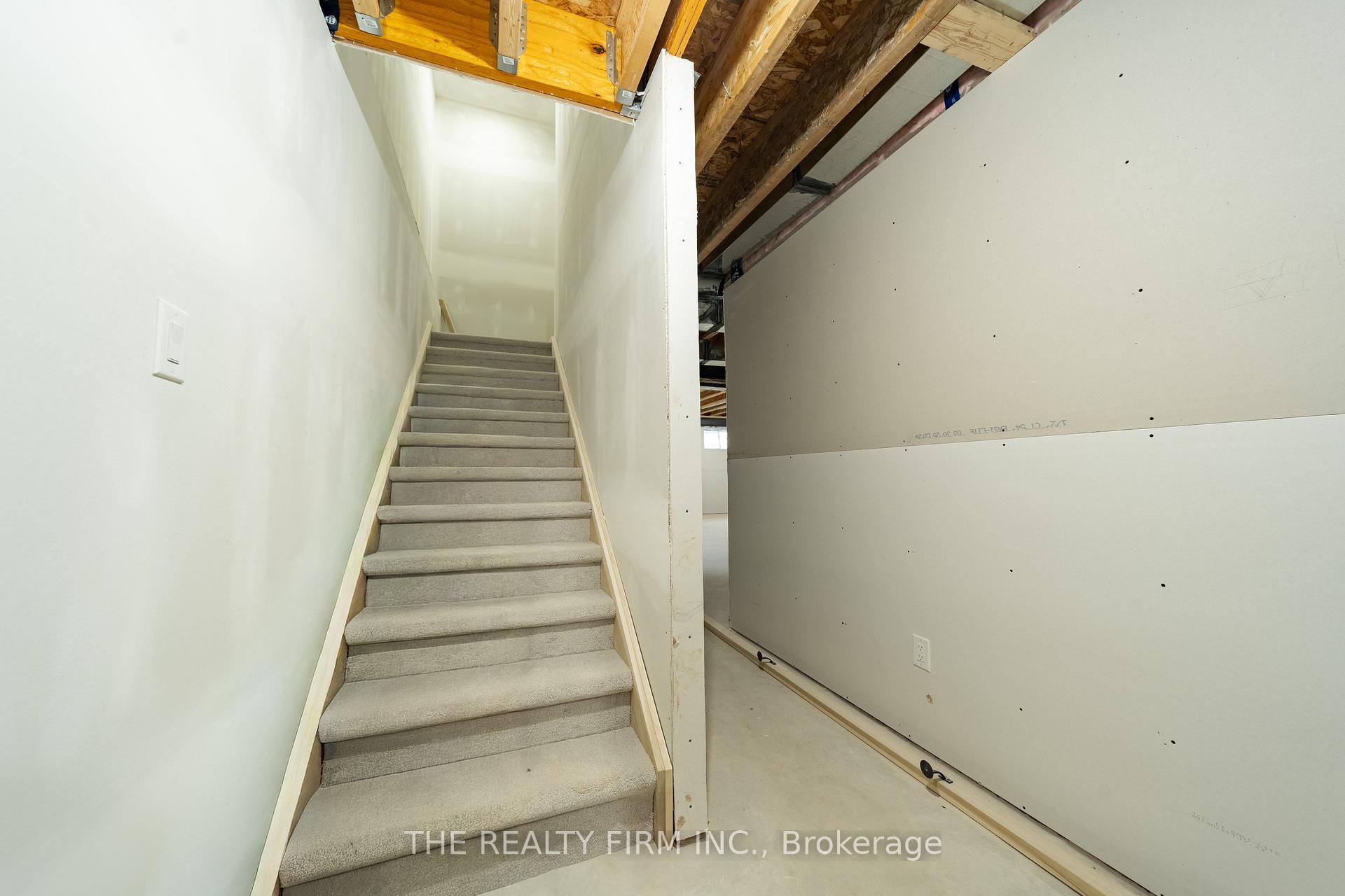 Photo 39 of 1037 Willow Drive W, London, South Y — HOMEH