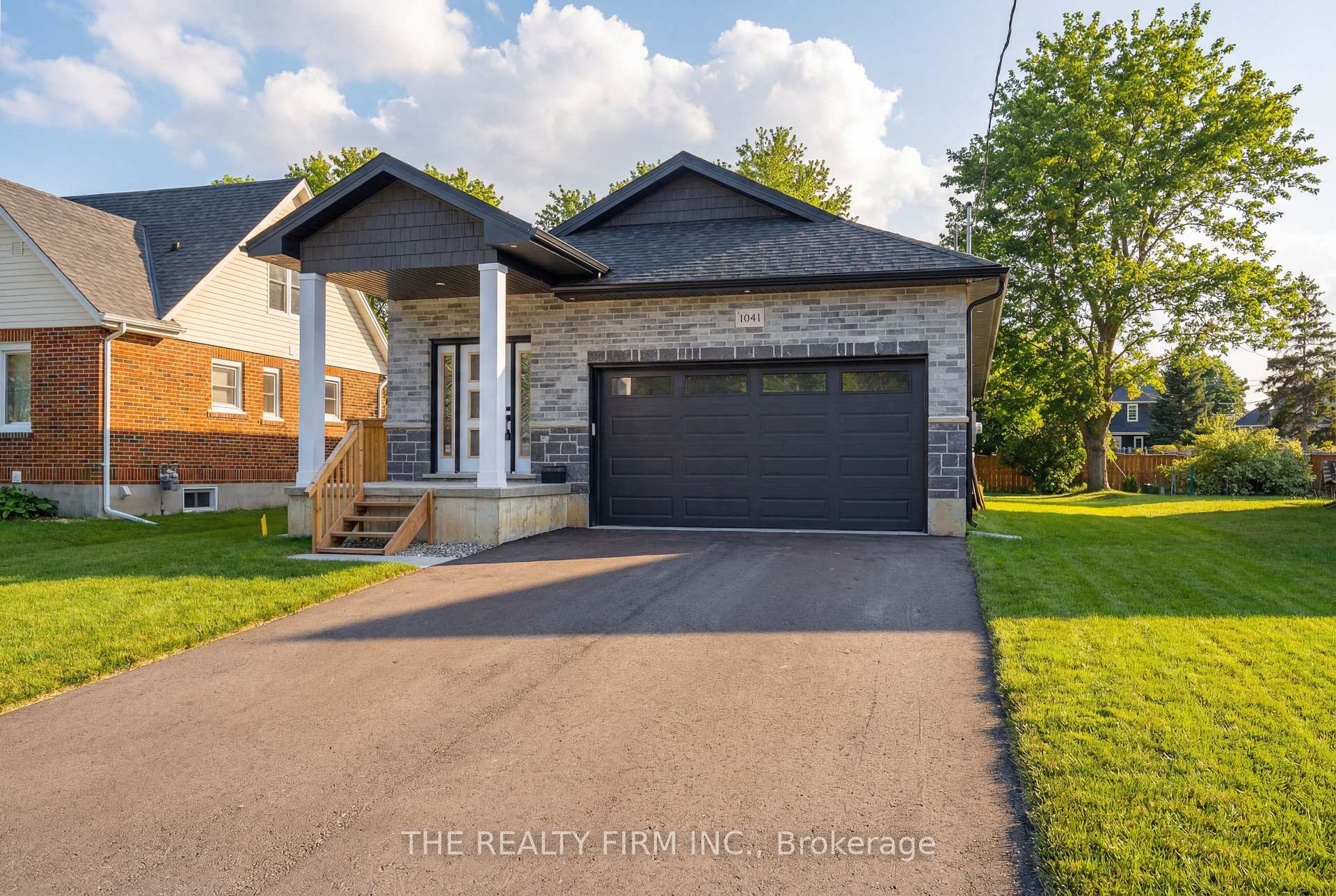 Front of 1041 Willow Drive W