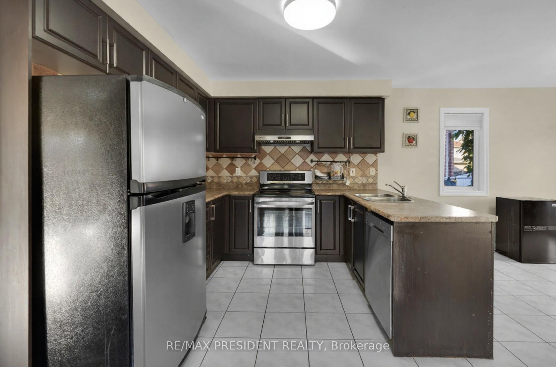 Photo 8 of 41 Fallstar Crescent, Brampton, Fletcher's Meadow — HOMEH