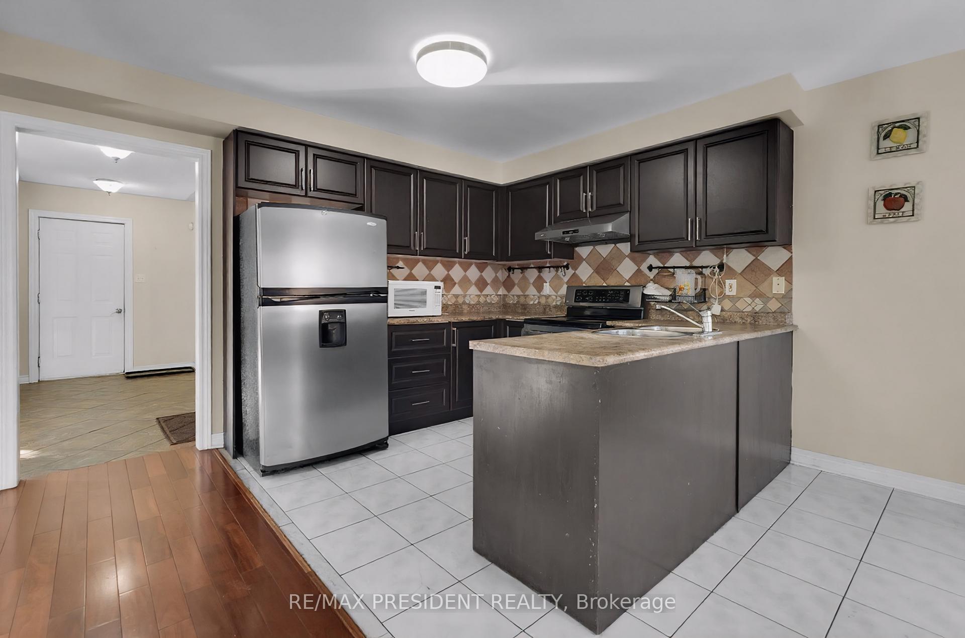 Photo 9 of 41 Fallstar Crescent, Brampton, Fletcher's Meadow — HOMEH