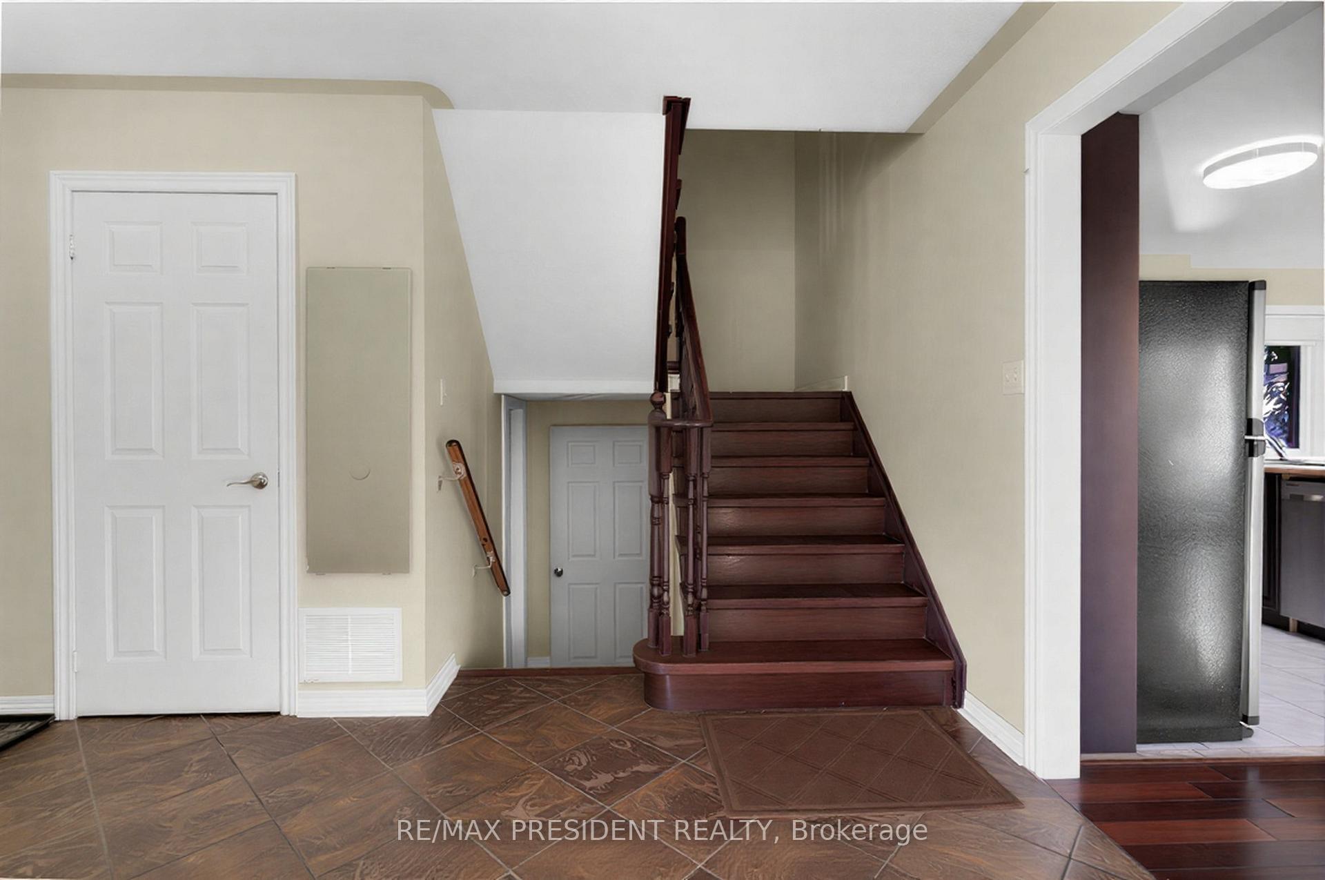 Photo 12 of 41 Fallstar Crescent, Brampton, Fletcher's Meadow — HOMEH