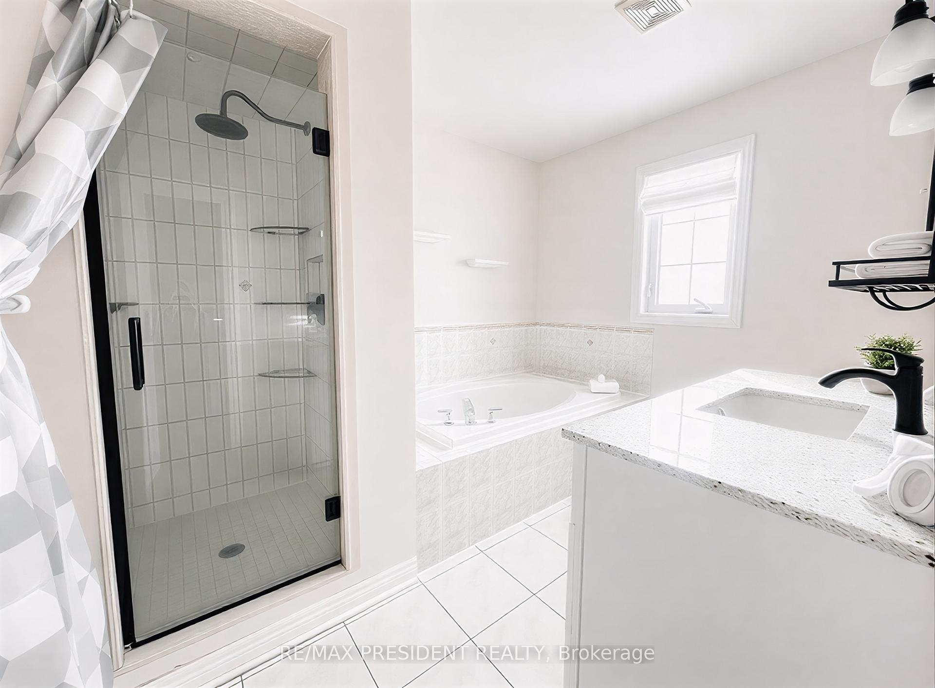 Photo 20 of 41 Fallstar Crescent, Brampton, Fletcher's Meadow — HOMEH