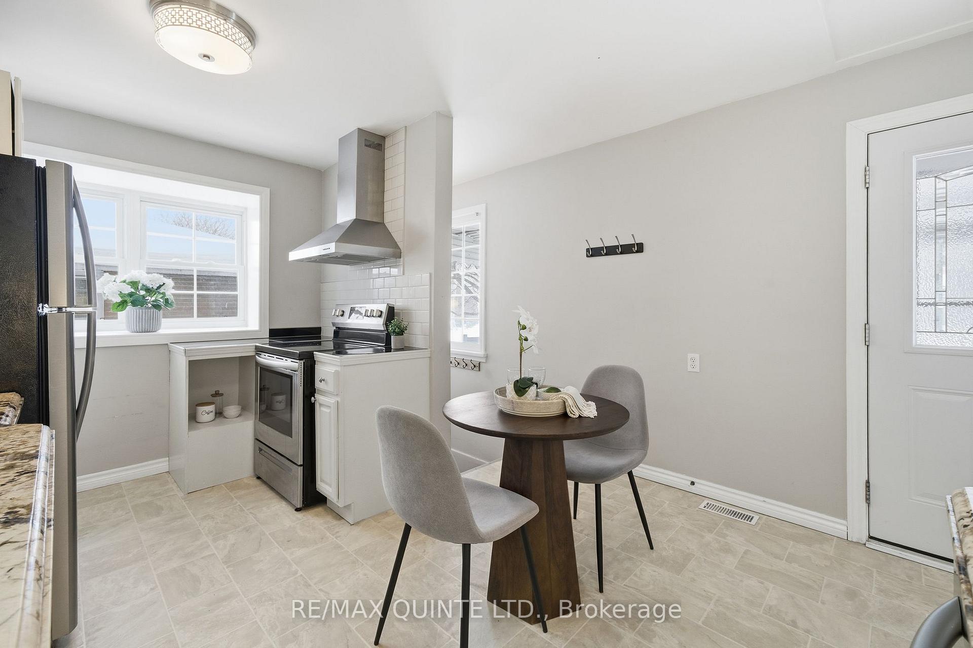 Photo 22 of 68 Elizabeth Crescent, Belleville, Belleville Ward — HOMEH