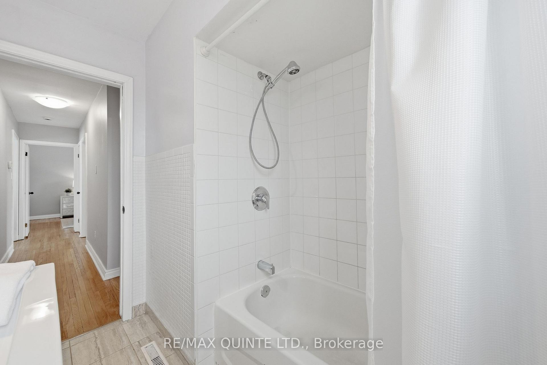 Photo 32 of 68 Elizabeth Crescent, Belleville, Belleville Ward — HOMEH