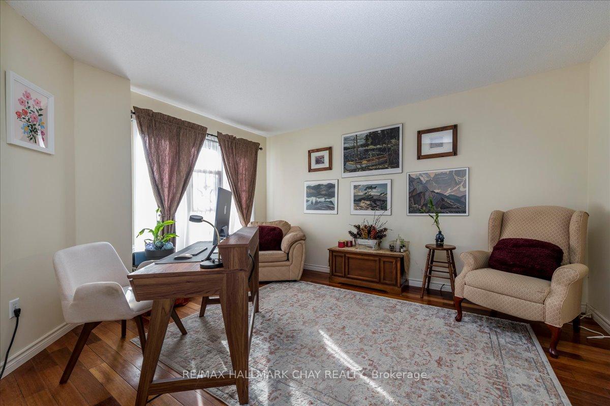 Photo 3 of 13 Teal Place, Barrie, Painswick South — HOMEH