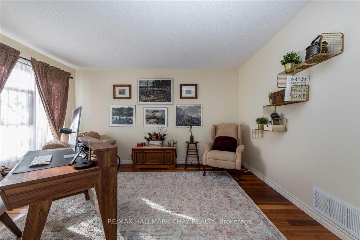 Photo 4 of 13 Teal Place, Barrie, Painswick South — HOMEH