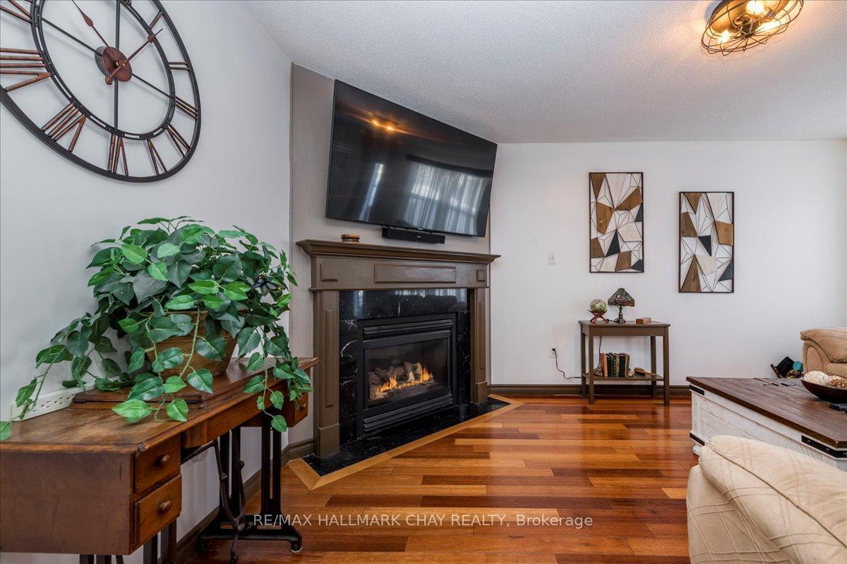 Photo 10 of 13 Teal Place, Barrie, Painswick South — HOMEH