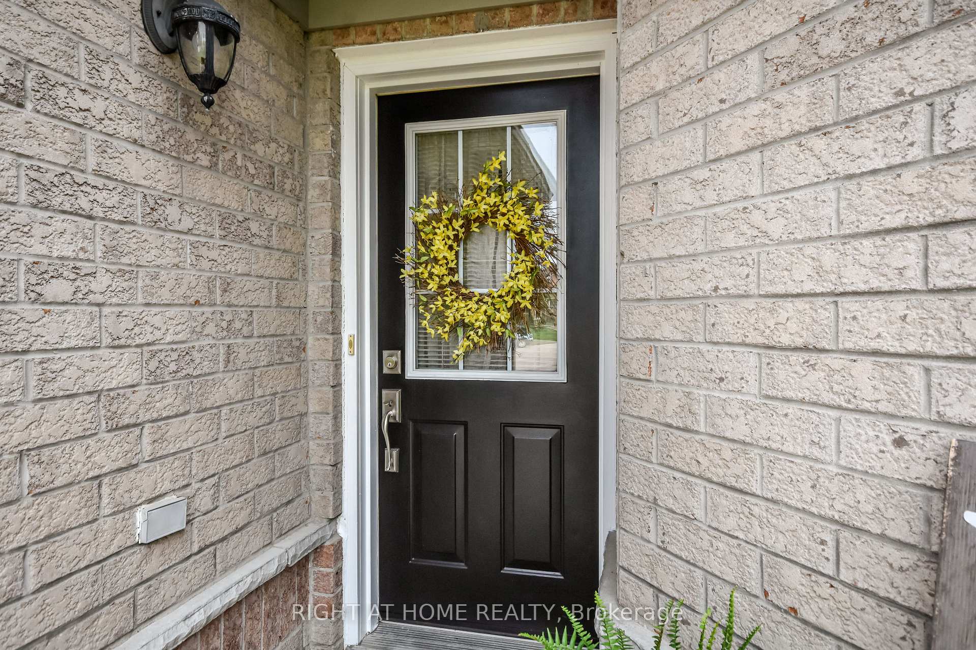 Photo 2 of 13 Couples Court, Barrie, East Bayfield — HOMEH