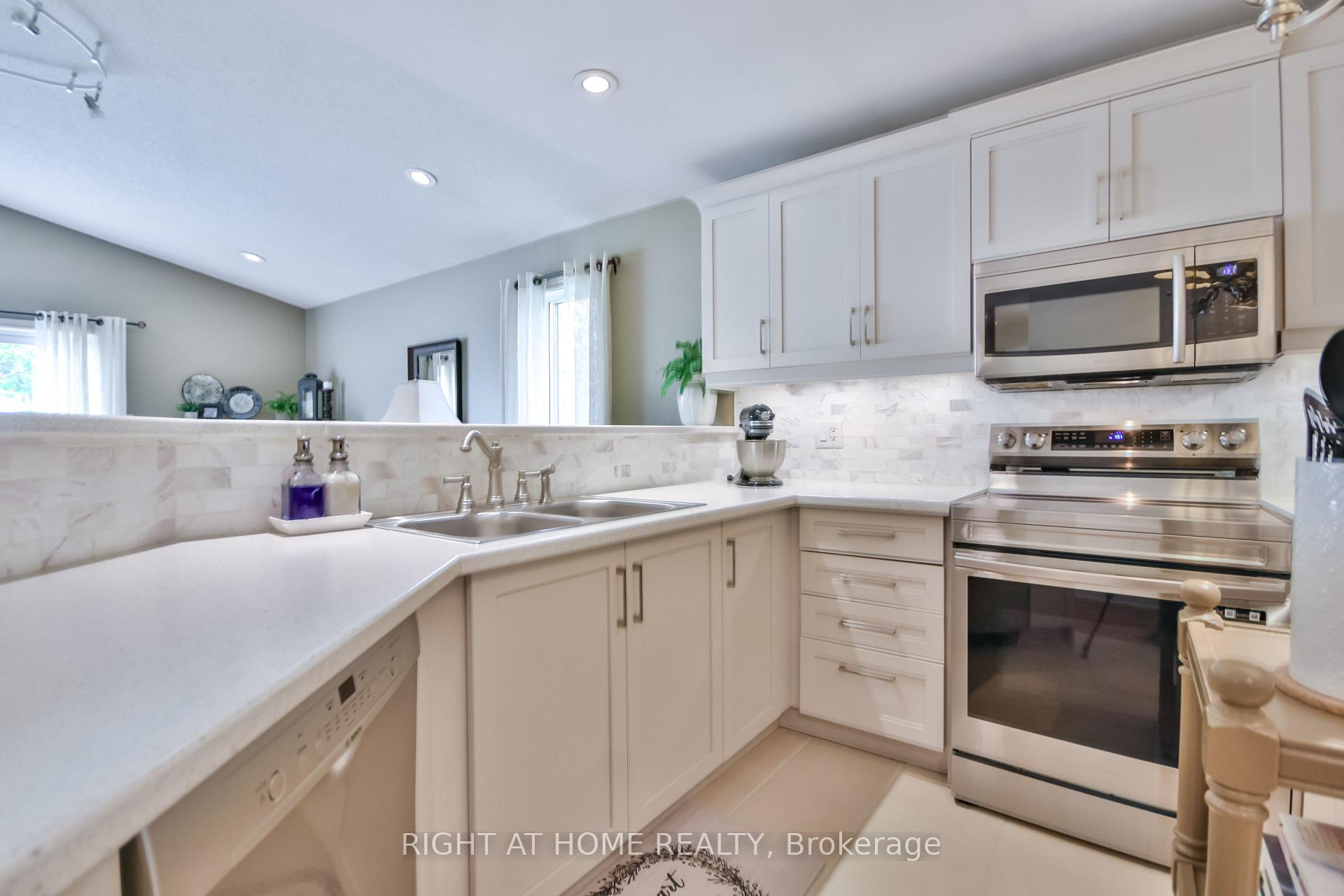 Photo 11 of 13 Couples Court, Barrie, East Bayfield — HOMEH