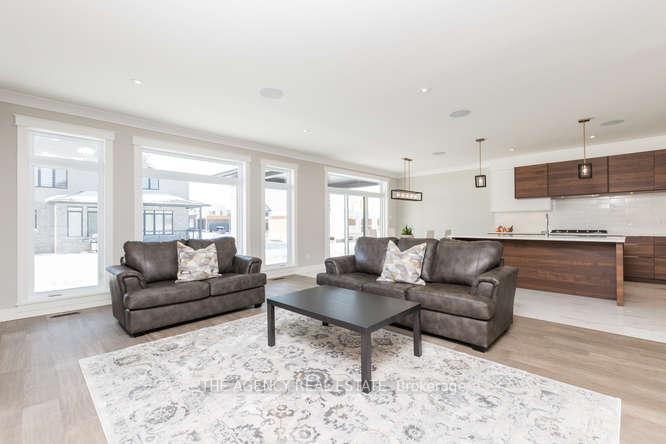 Photo 3 of 3126 Regiment Road W, London, South V — HOMEH