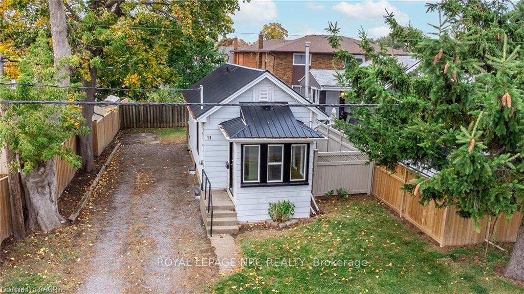 Photo 3 of 11 Perry Street, St. Catharines, Haig — HOMEH