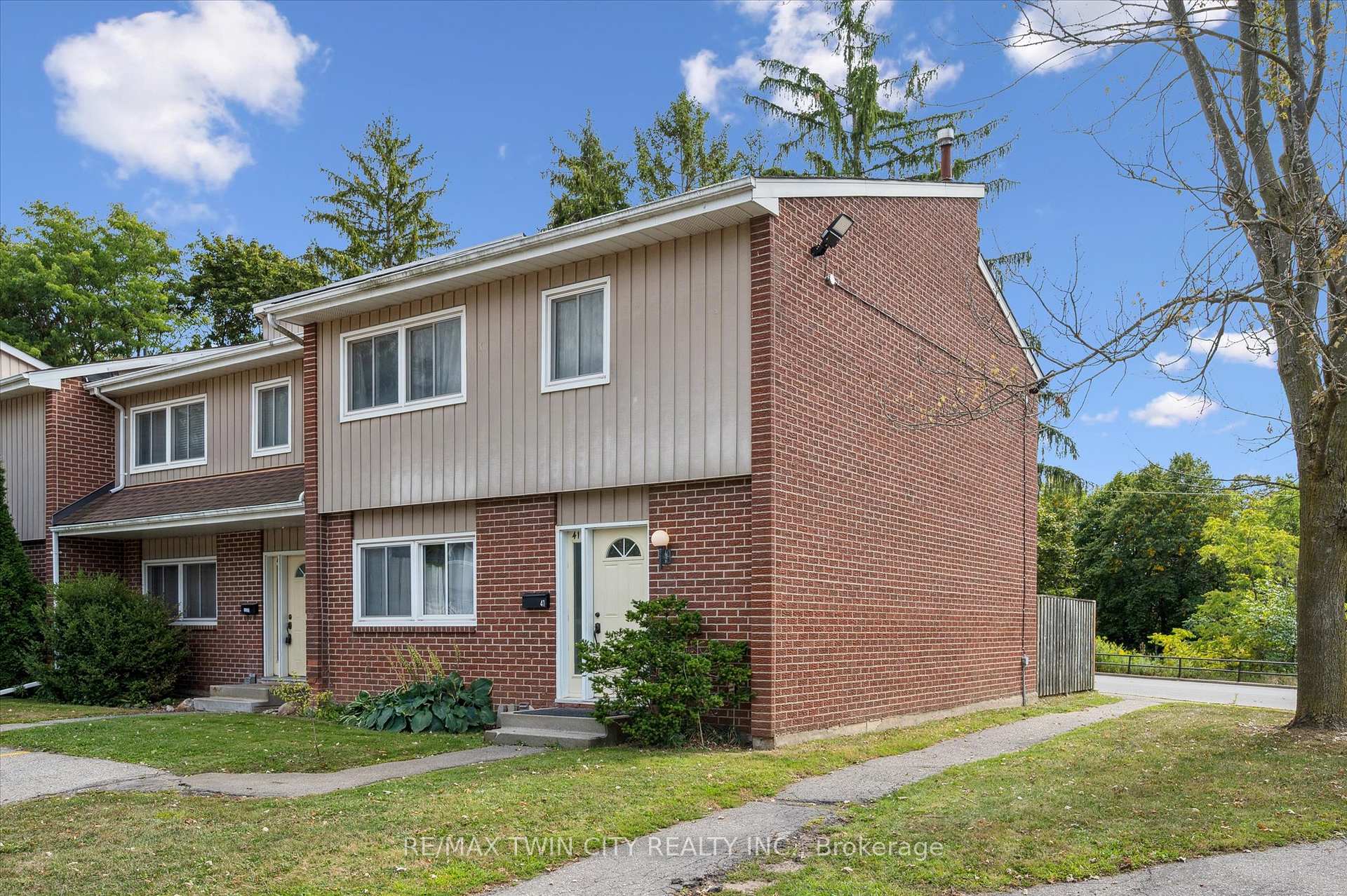 Photo 3 of Unit 41, 121 University Avenue E, Waterloo — HOMEH