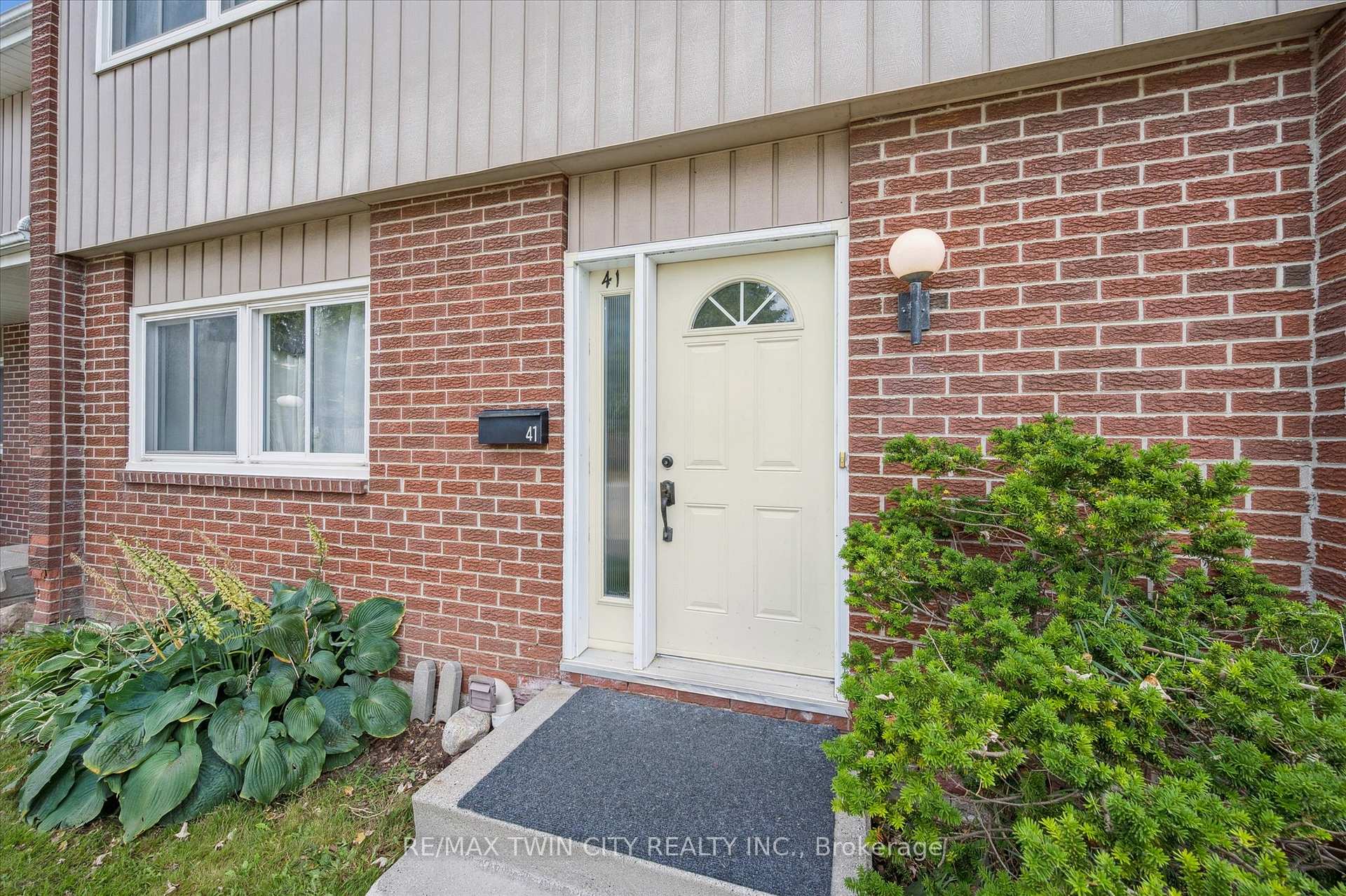 Photo 4 of Unit 41, 121 University Avenue E, Waterloo — HOMEH