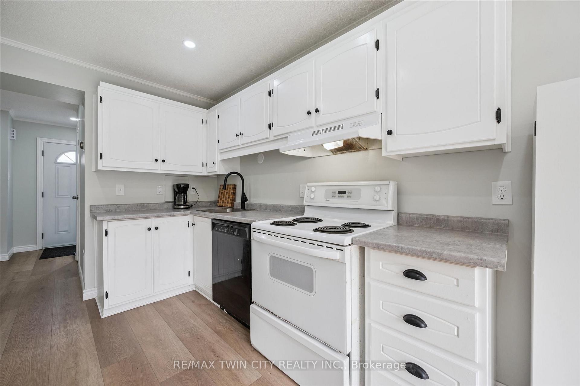 Photo 7 of Unit 41, 121 University Avenue E, Waterloo — HOMEH