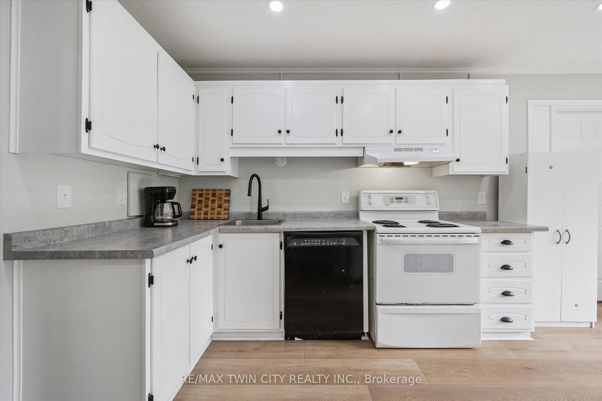 Photo 8 of Unit 41, 121 University Avenue E, Waterloo — HOMEH