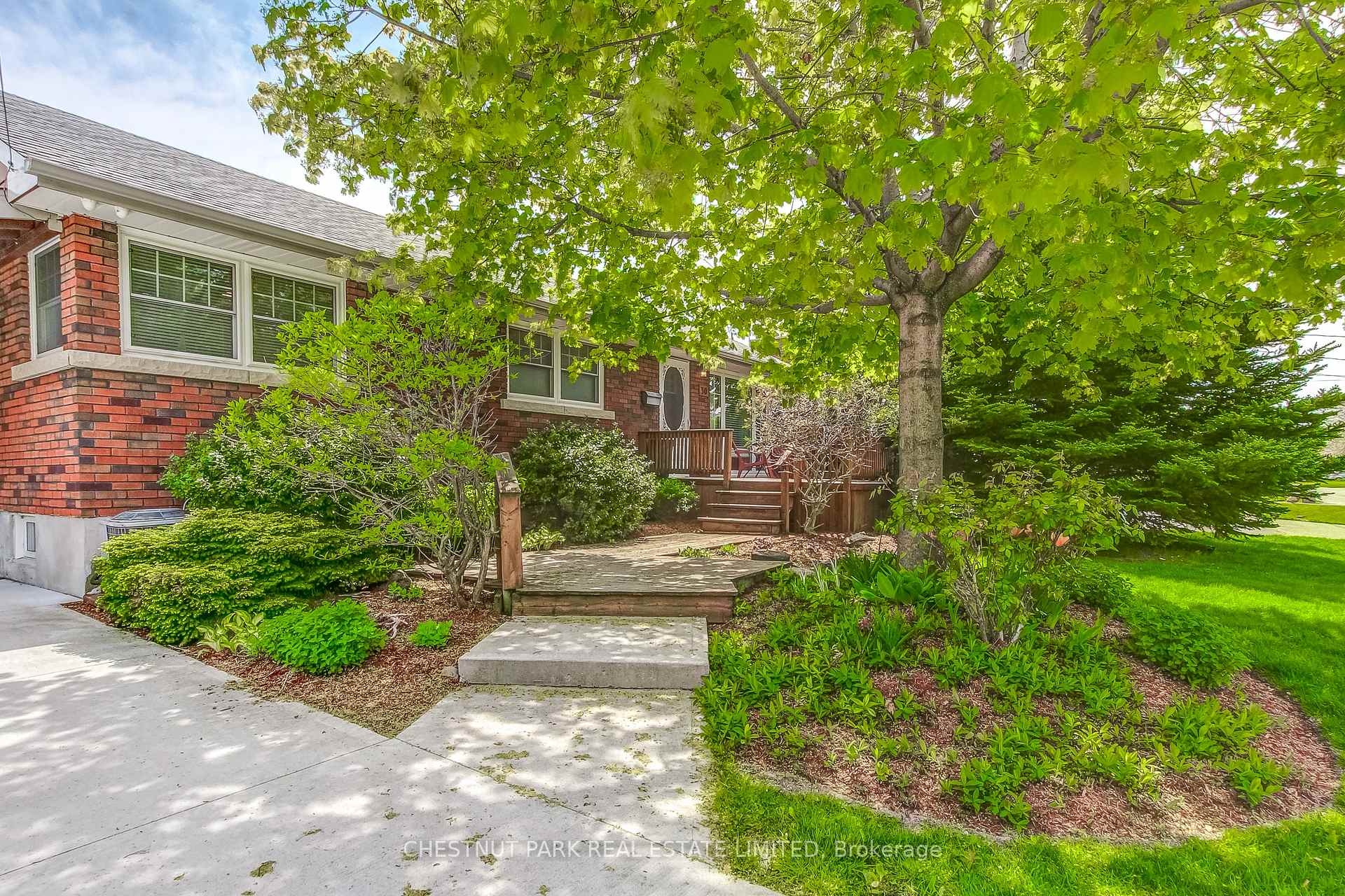 Photo 4 of 30 Mckenzie Street, St. Catharines, Bunting/Linwell — HOMEH